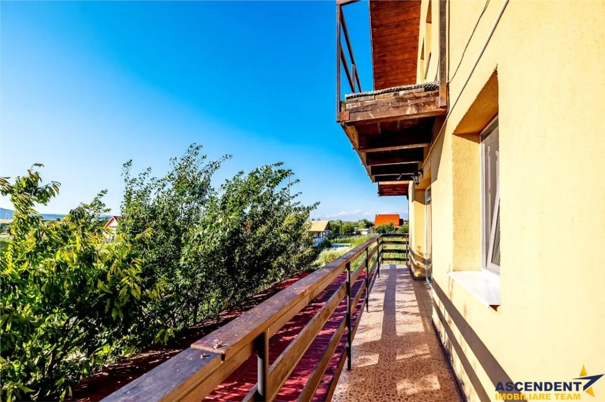 Casa mobilata, accesorizata, luminoasa, vedere munte, zona verde - foto 17