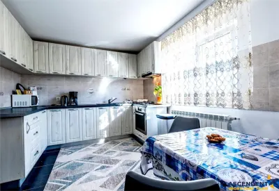 Casa mobilata, accesorizata, luminoasa, vedere munte, zona verde - foto 3
