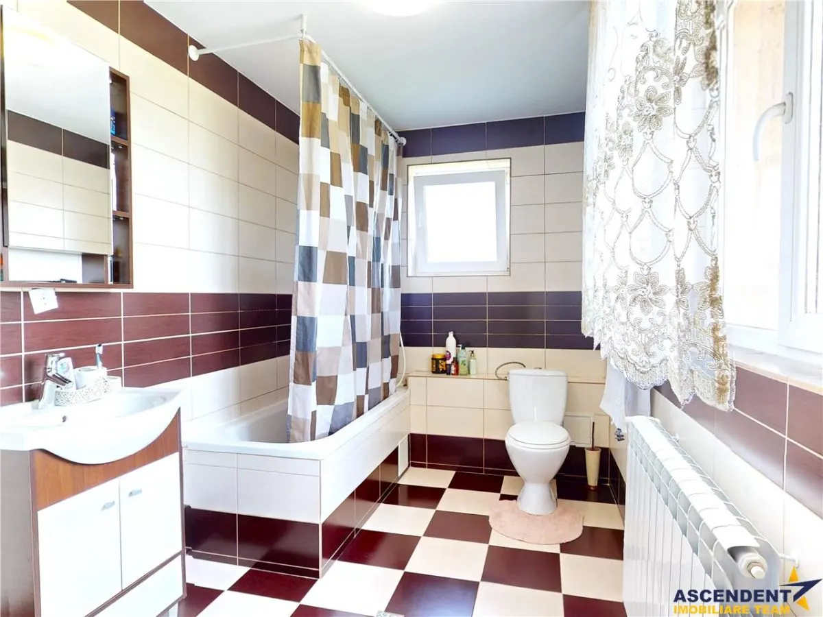 Casa mobilata, accesorizata, luminoasa, vedere munte, zona verde - foto 7