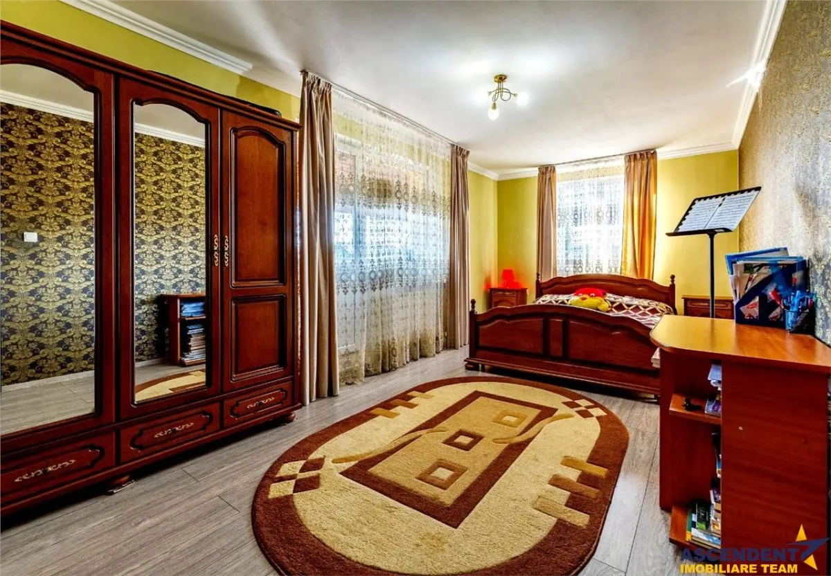 Casa mobilata, accesorizata, luminoasa, vedere munte, zona verde - foto 10