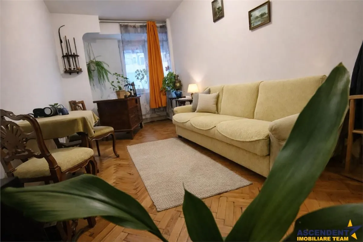 Decomandat pe 2 camere+ birou, etaj 1, Bulevardul Grivitei, Brasov - foto 1