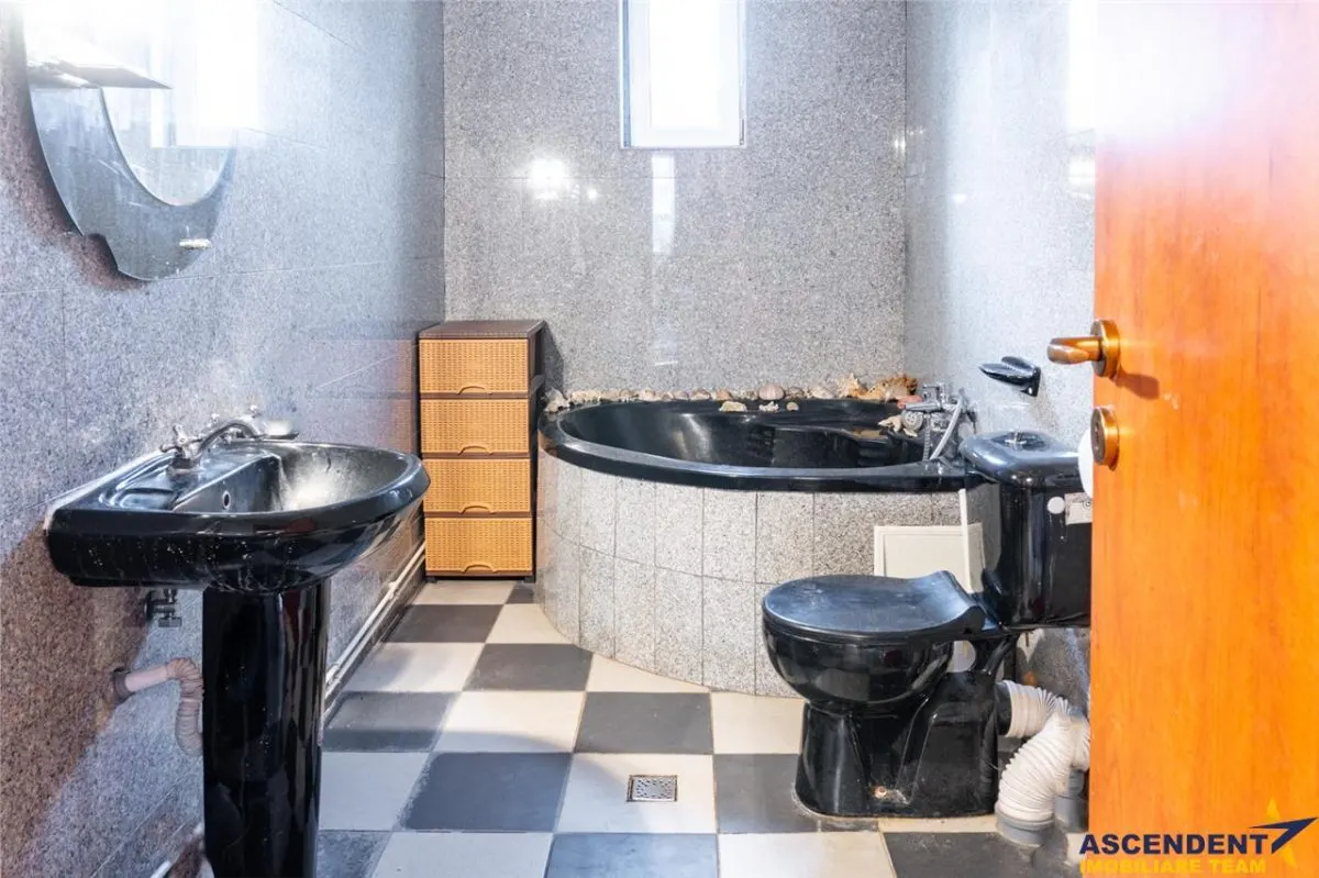 OFERTA REZERVATA! Film! Resedinta cu personalitate,piscina, comod amplasament,1.000 mp teren - foto 19
