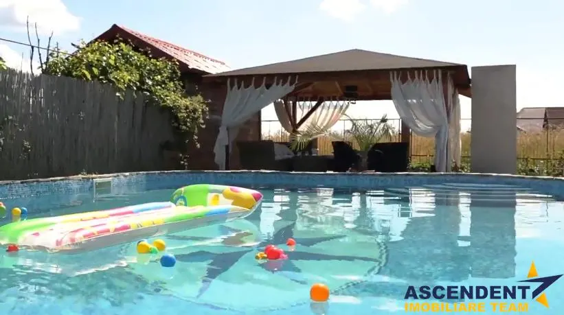 OFERTA REZERVATA! Film! Resedinta cu personalitate,piscina, comod amplasament,1.000 mp teren - foto 4