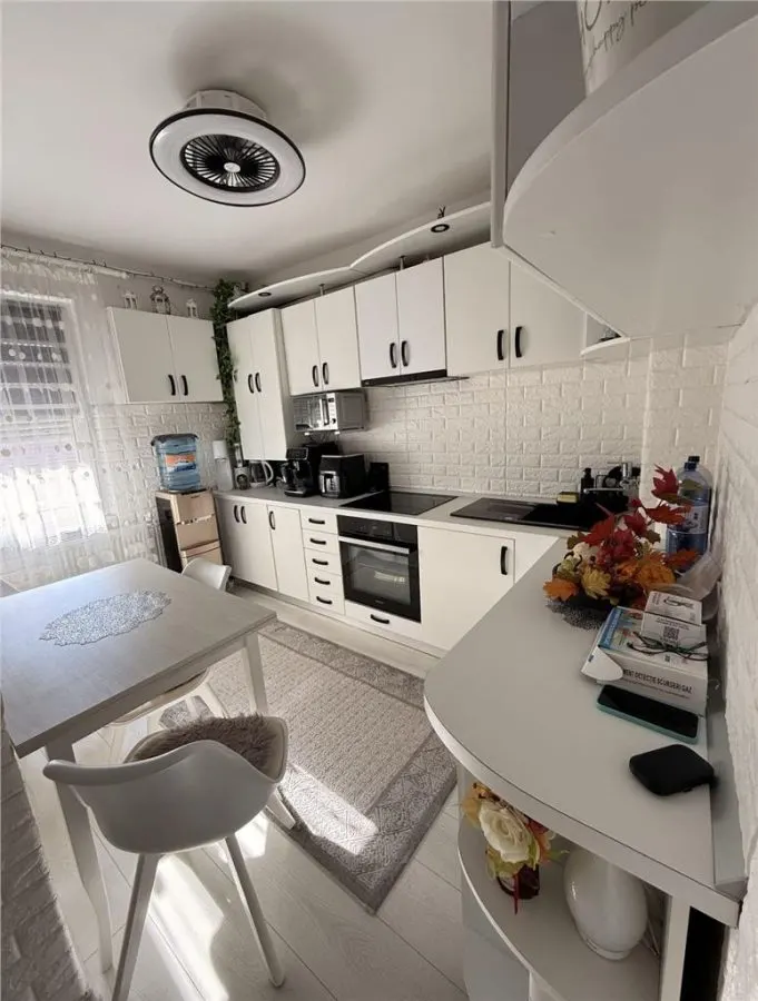 Apartament 2 Camere Luminos Etaj 1 Renovat Mobilat Utilat Loc Parcare - foto 1