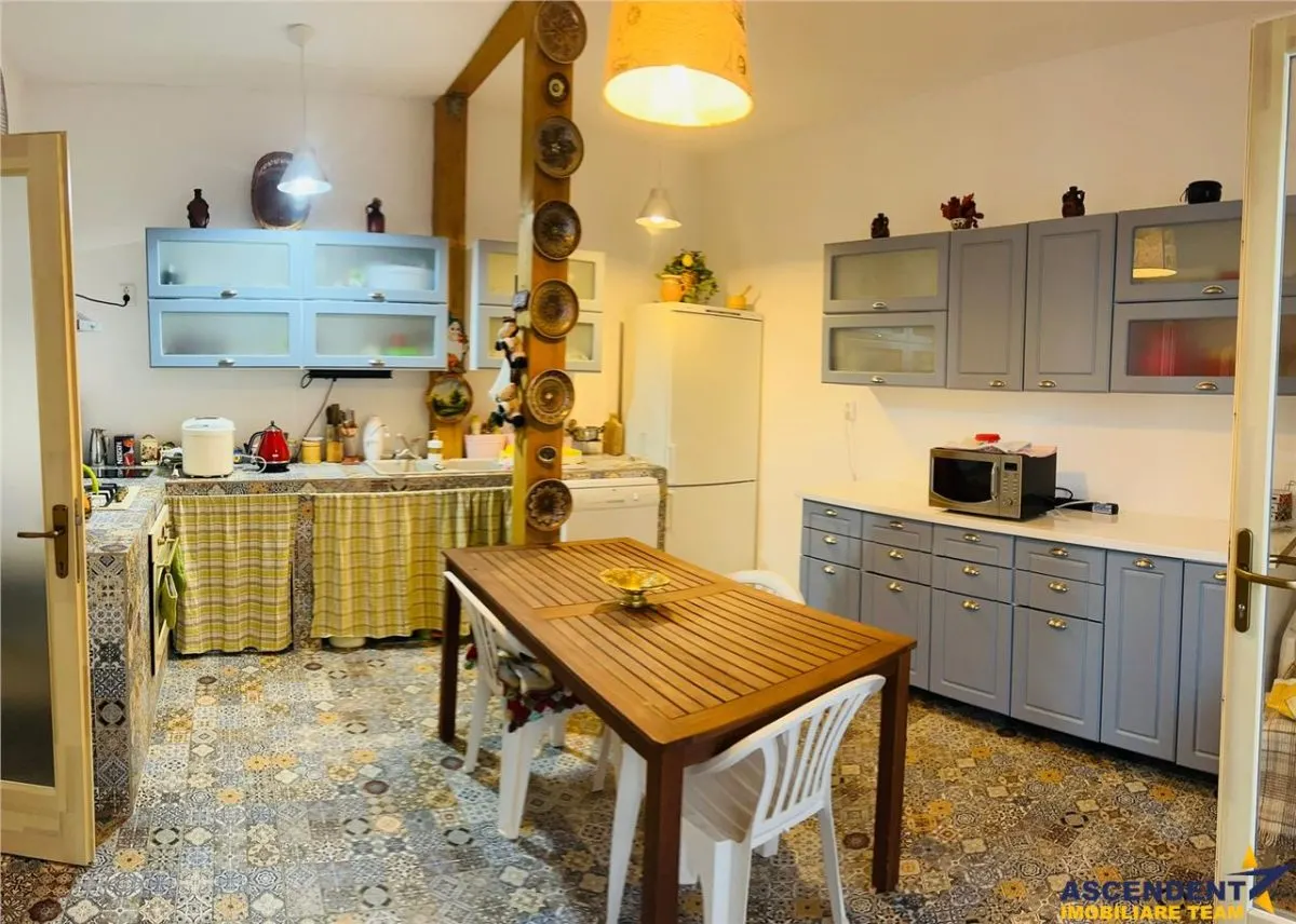Corp de casa interbelica, mobilat si utilat, curte,  Centrul Istoric, Brasov - foto 1