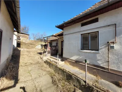 Proprietate cu teren mare 1079 mp, utilitati, ideal investitie â€“ Livezeni - foto 2