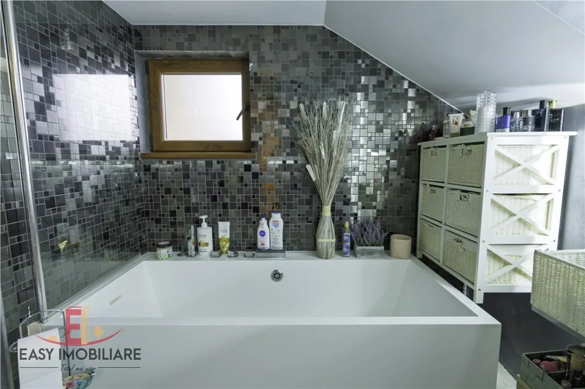 Casa moderna cu piscina, panouri solare, pompa caldura si teren de 1400 mp, Ernei, Mures - foto 11