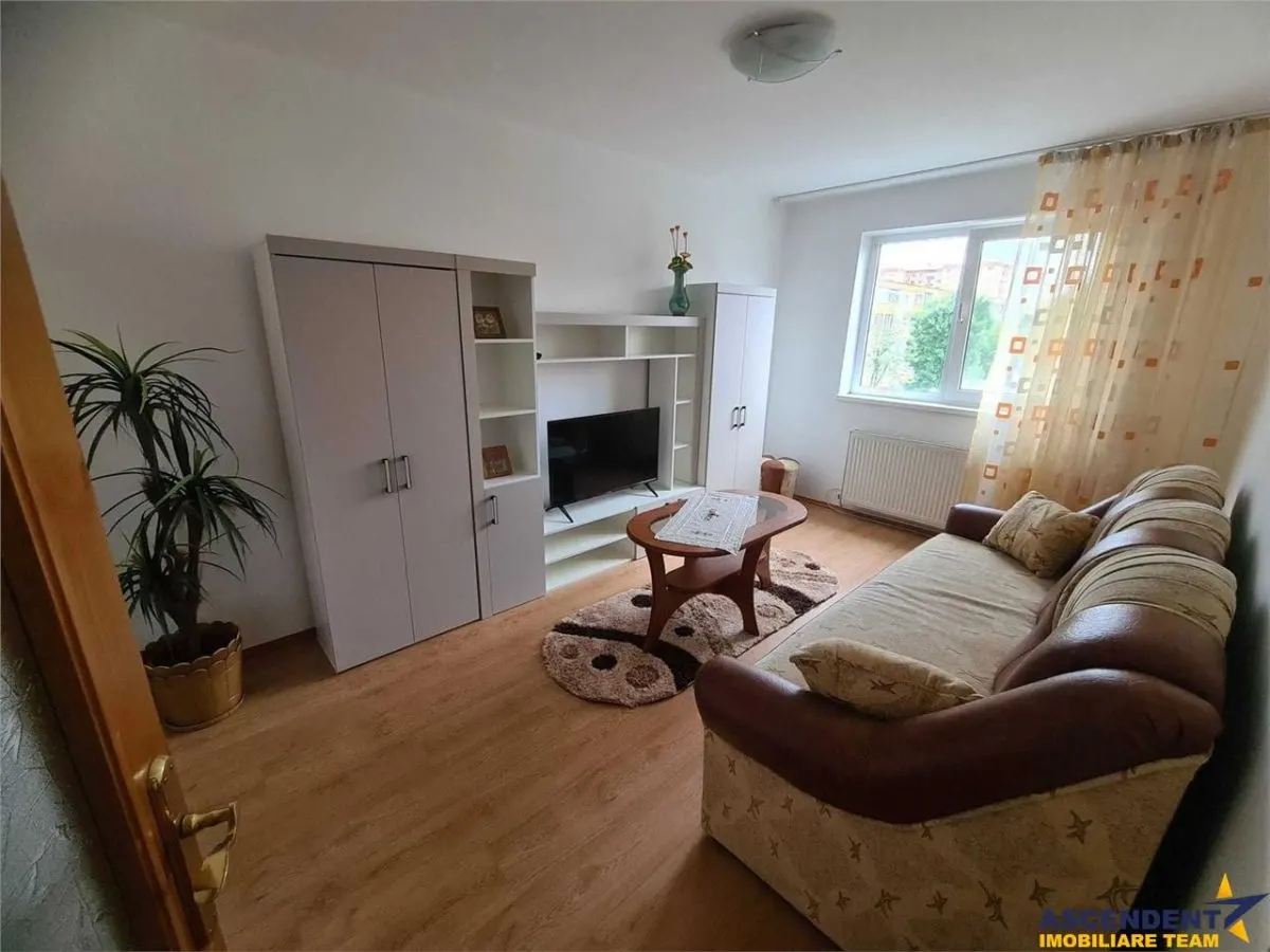 Apartament cu 3 camere, decomandat, mobilat și utilat, Astra, Brasov - foto 1