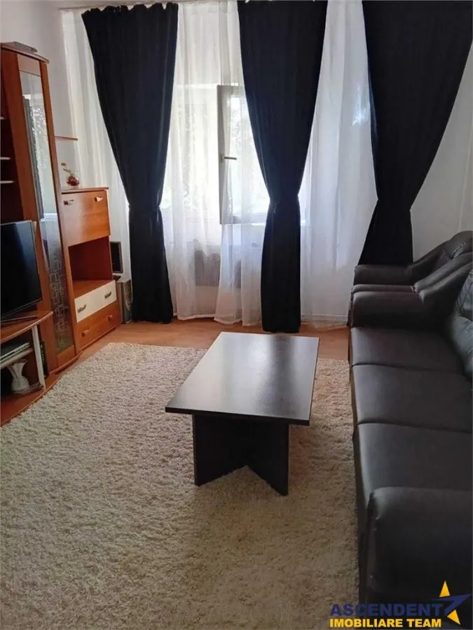 Regim vila, decomandat, cu balcon,beci si loc parcare, Racadau, Brasov - foto 1