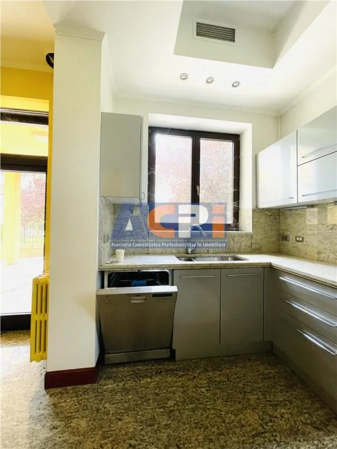 VANZARE VILA 8 CAMERE 652 mp teren zona Sisesti Sector 1 - foto 4