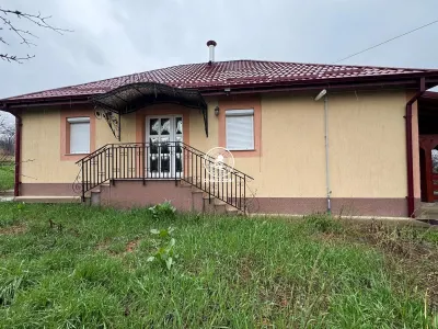 Casa de vanzare, la 2 km de Primaria Tomesti - foto 13