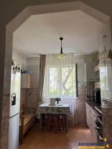 Incadrat de spatiu verde,  apartament 2 camere, parter, mobilat și utilat, beci,Astra, Brasov - foto 2