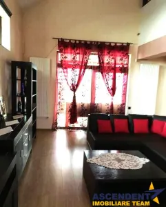 Locuinta rafinata, cu doua accesuri, constructie recenta, garaje, zona rezidentiala selecta - foto 2