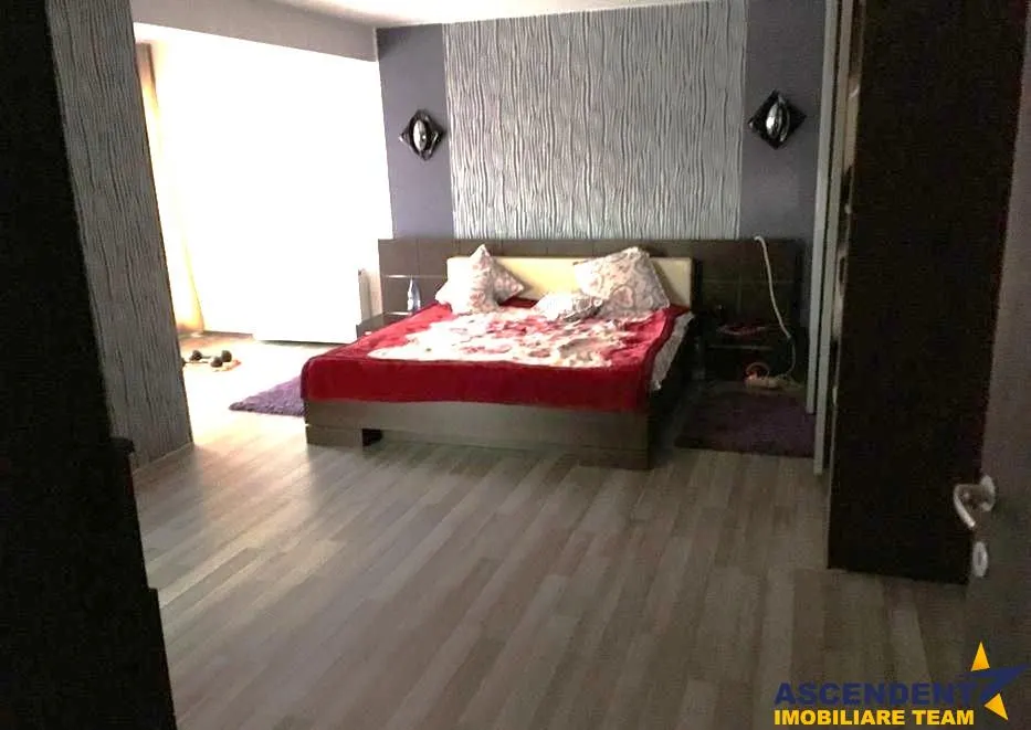 Locuinta rafinata, cu doua accesuri, constructie recenta, garaje, zona rezidentiala selecta - foto 6