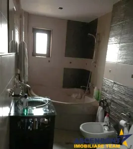 Locuinta rafinata, cu doua accesuri, constructie recenta, garaje, zona rezidentiala selecta - foto 8