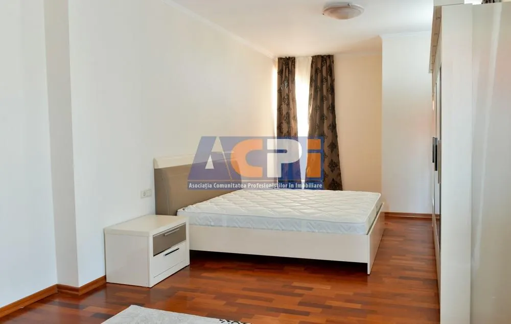 Vila pe colt, cu piscina si loc de joaca - foto 2