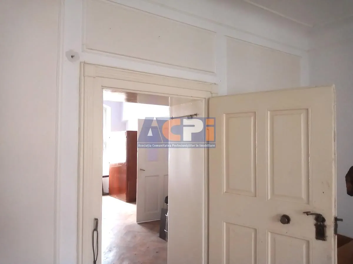 Casa istorica ultracentrala Centru istoric Brasov, 4 Camere 120 mp - foto 4