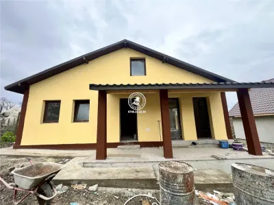 Casa cu 4 camere si 400mp de teren in Voinesti - Voinesti