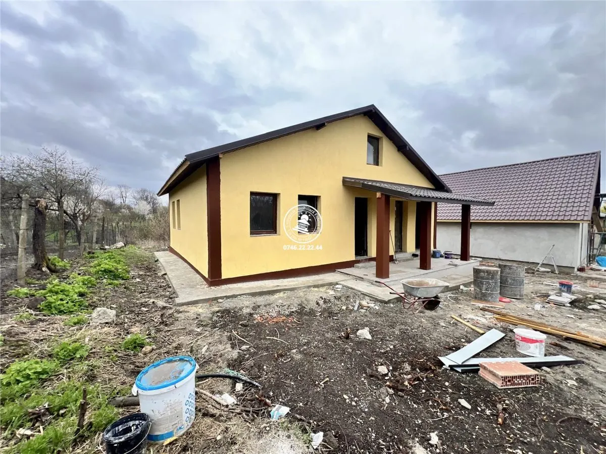 Casa cu 4 camere si 400mp de teren in Voinesti - foto 2