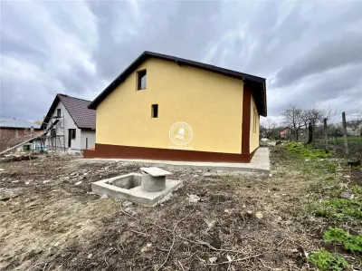 Casa cu 4 camere si 400mp de teren in Voinesti - foto 3