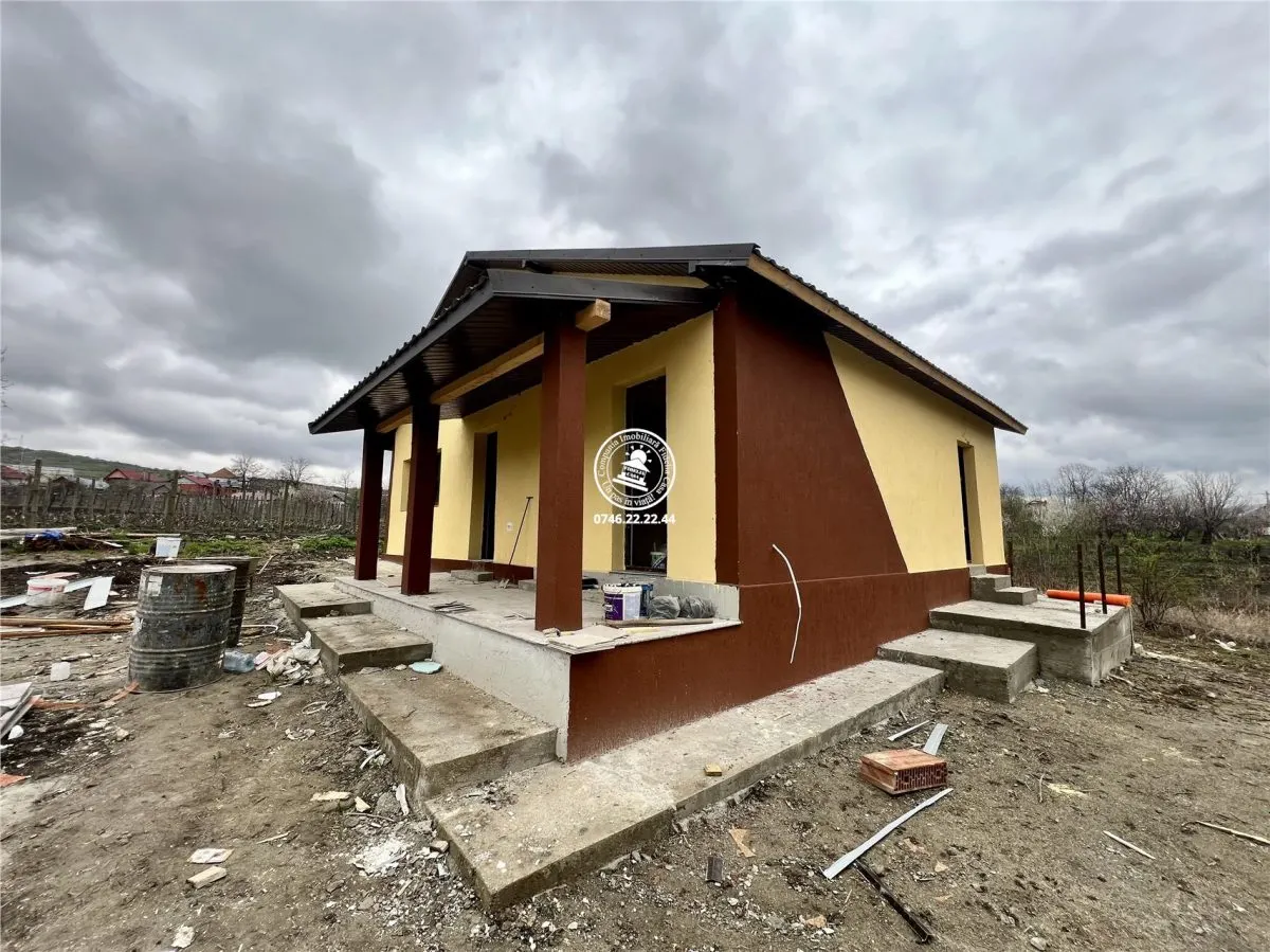 Casa cu 4 camere si 400mp de teren in Voinesti - foto 4