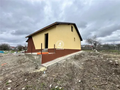 Casa cu 4 camere si 400mp de teren in Voinesti - foto 5