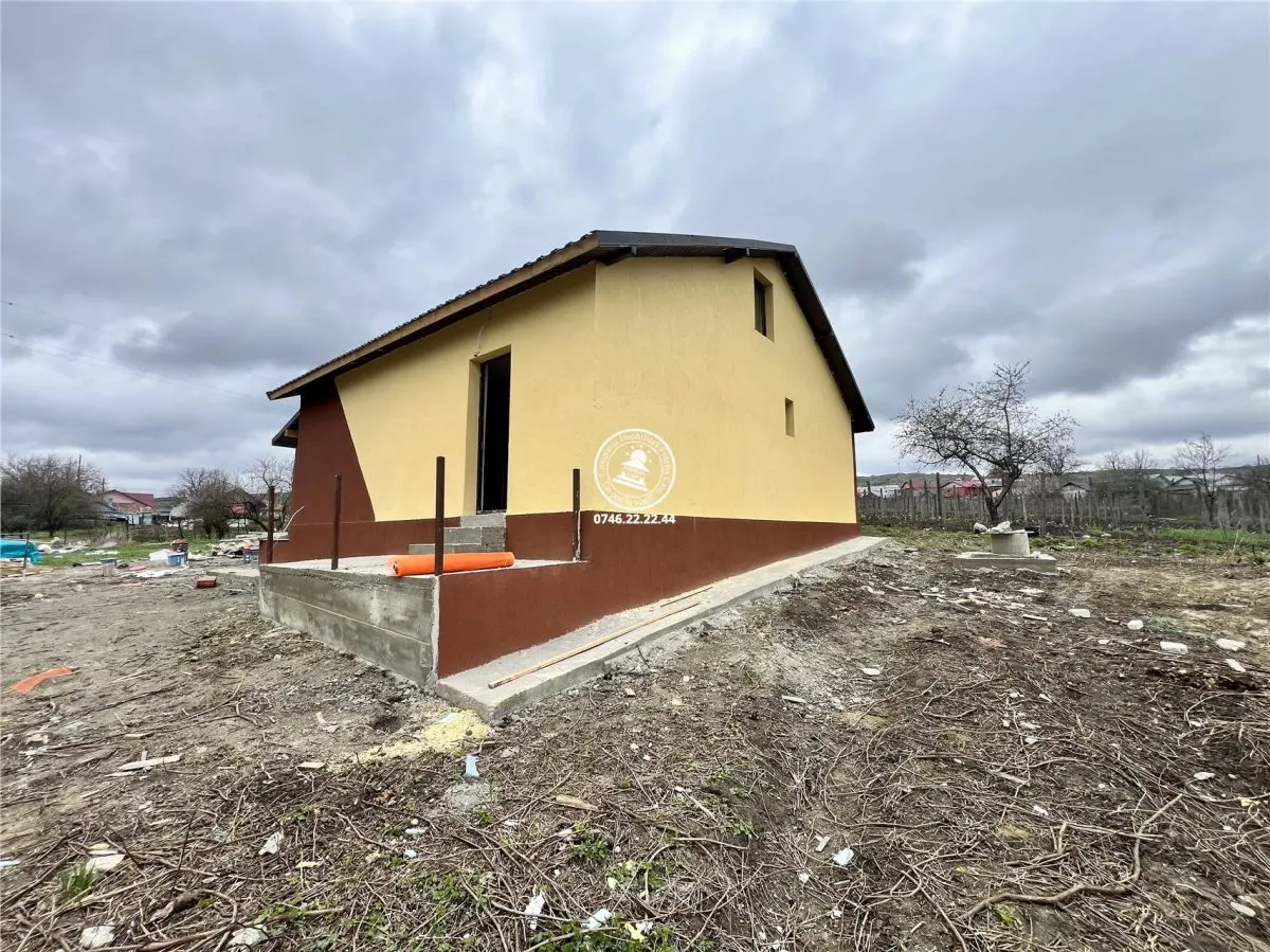 Casa cu 4 camere si 400mp de teren in Voinesti - foto 5