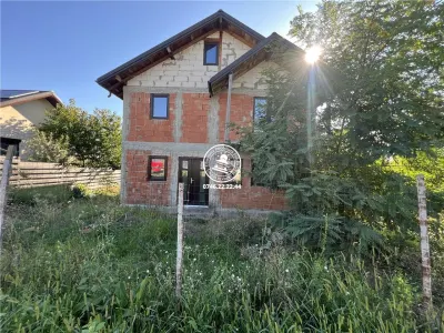 Casa la rosu, de vanzare in Lunca Cetatuii - Iasi