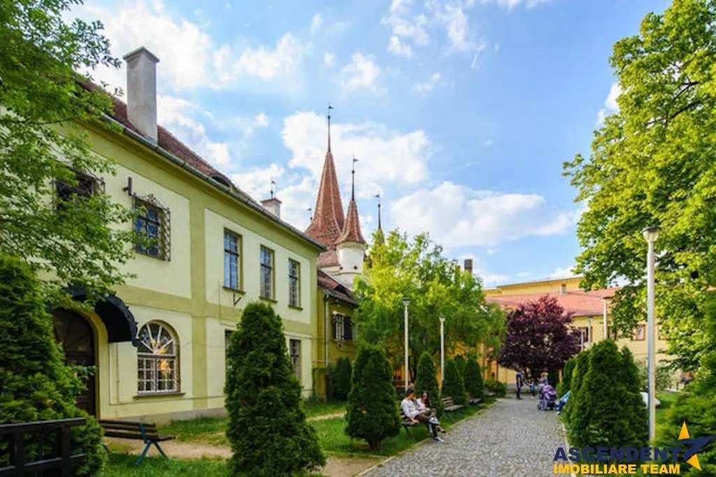 Apartament special, pe doua niveluri, Poarta Ecaterina, Centrul Istoric al Brasovului - foto 1