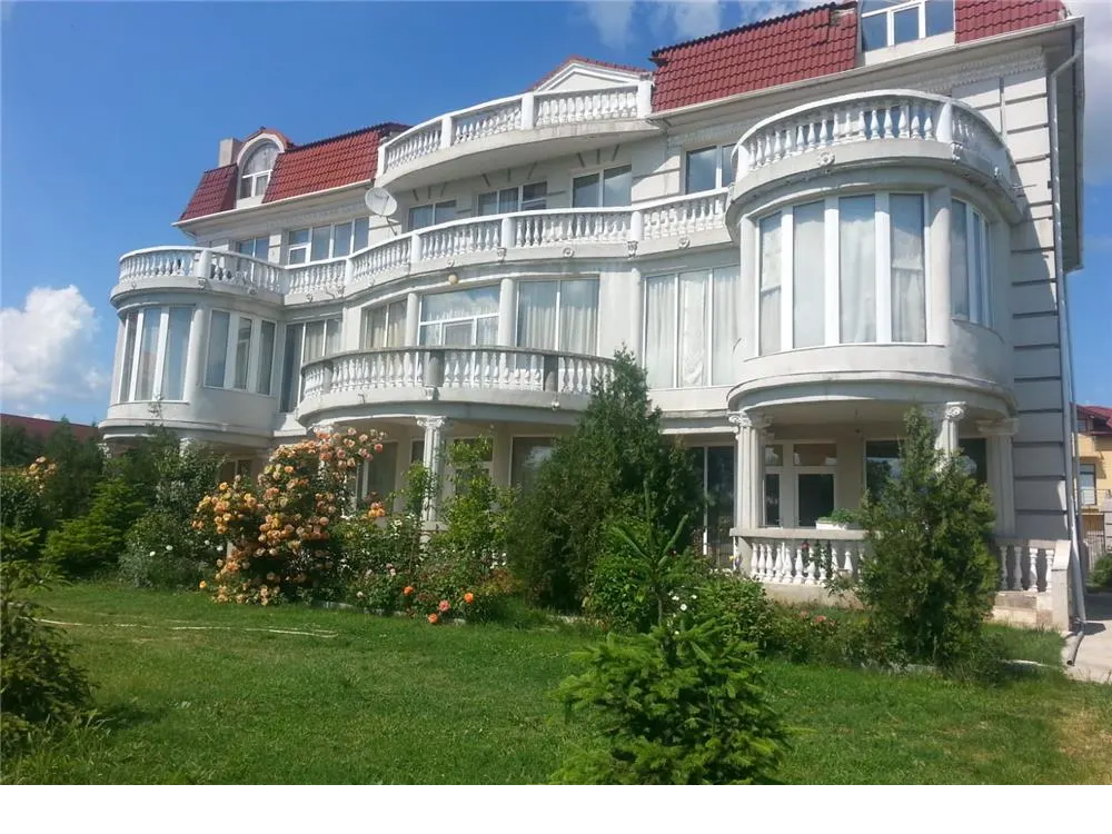 Vila Stil Victorian 1200mp -Curte , Parcare privata si LAC - foto 1