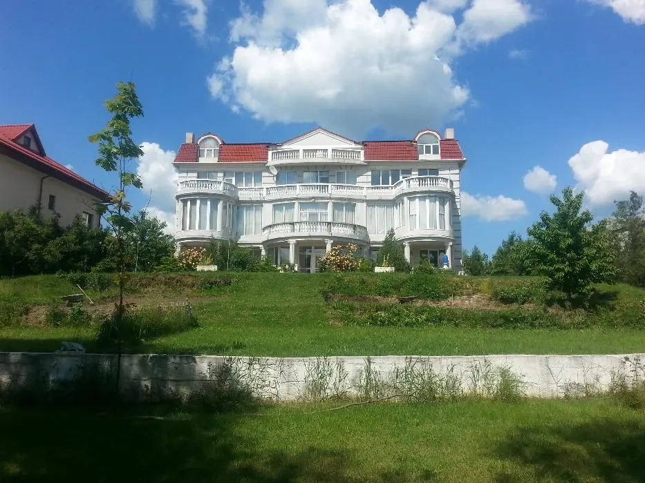 Vila Stil Victorian 1200mp -Curte , Parcare privata si LAC - foto 2