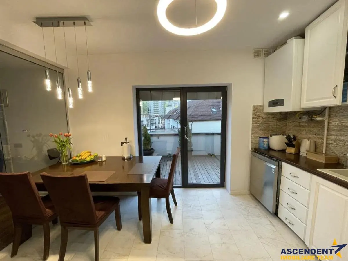 Penthouse, Tractorul - foto 1
