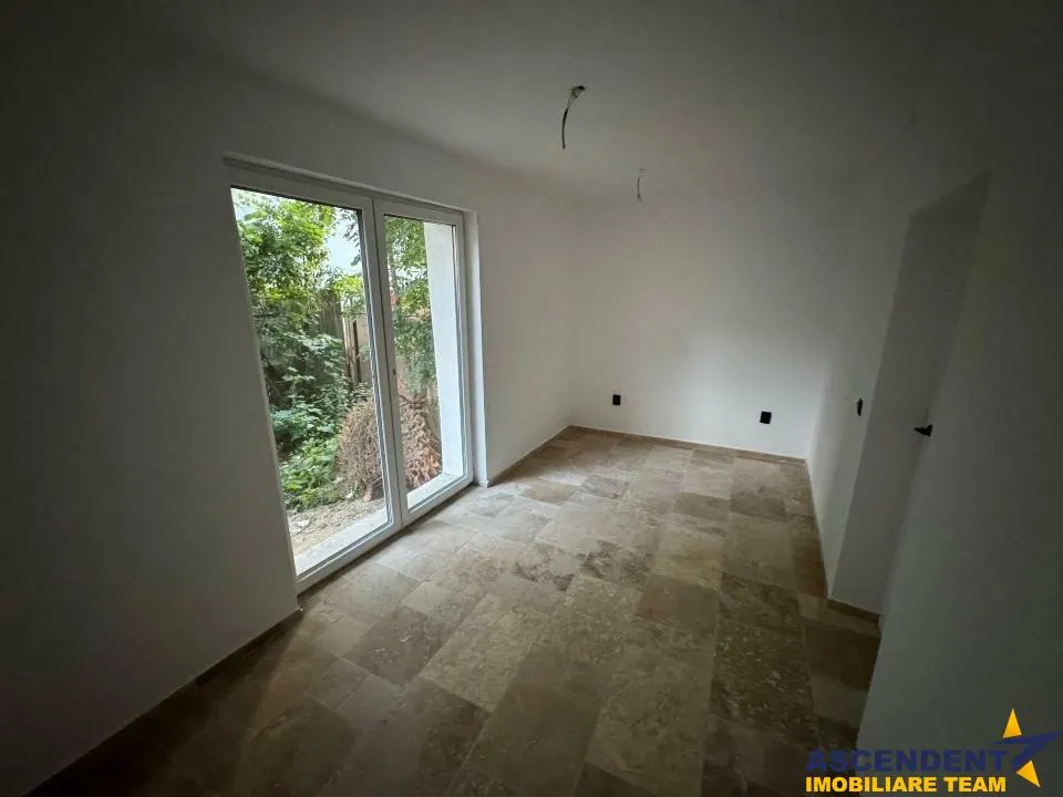 Apartament la casa, curte , loc parcare, Central, Brasov - foto 1