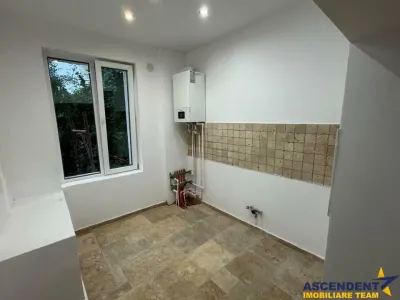 Apartament la casa, curte , loc parcare, Central, Brasov - foto 4