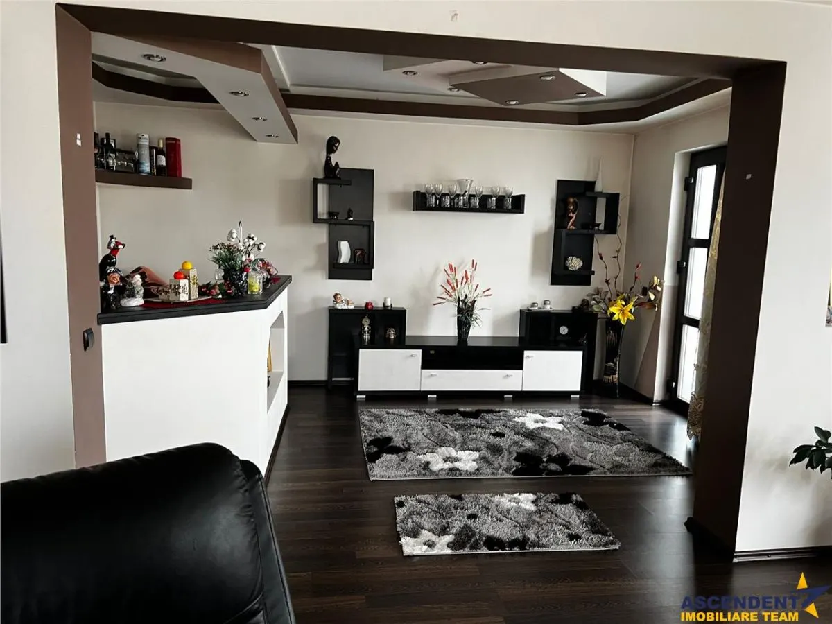 Casa ce imbina eleganta cu functionalitatea, confort pe infrastructura locala - foto 1