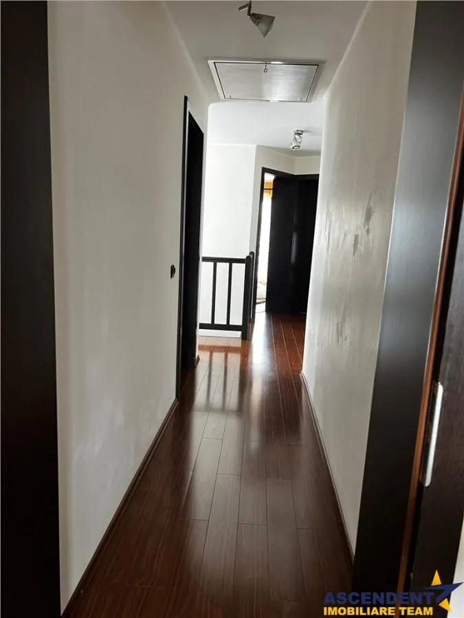 Casa ce imbina eleganta cu functionalitatea, confort pe infrastructura locala - foto 15