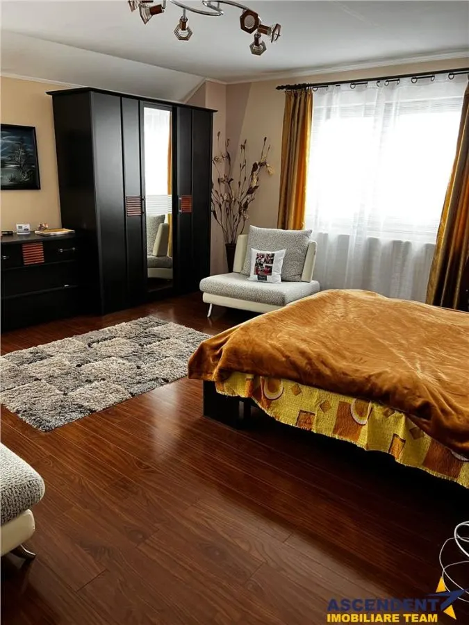 Casa ce imbina eleganta cu functionalitatea, confort pe infrastructura locala - foto 3