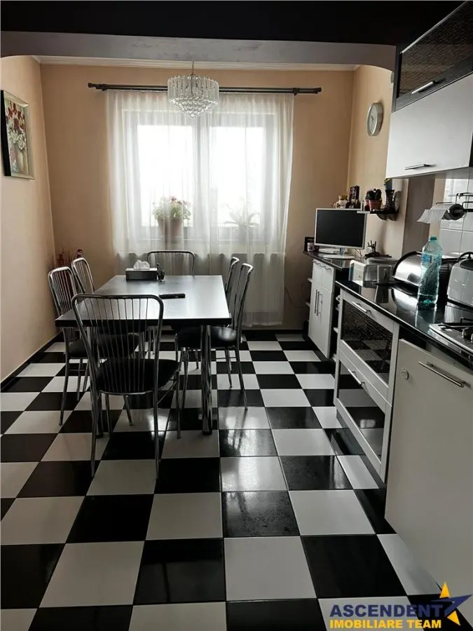 Casa ce imbina eleganta cu functionalitatea, confort pe infrastructura locala - foto 4