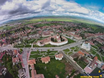 Pe 2.300mp teren, Resedinta impresionanta cu doua aripuri independente - foto 9