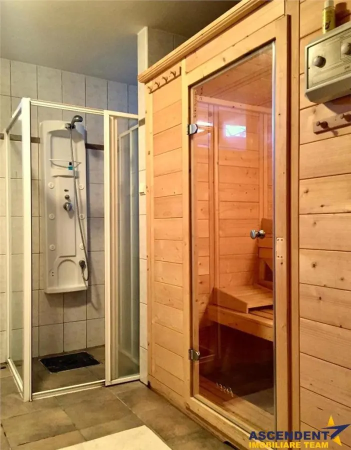 Pensiune/ rezidential, incadrata de 2.200 mp teren - foto 2