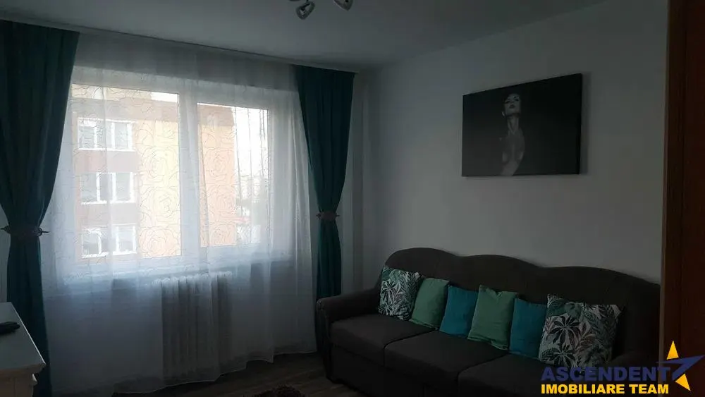 Decomandat, mobilat si utilat, loc de parcare, boxa, vedere frumoasa, Central, Brasov, - foto 4