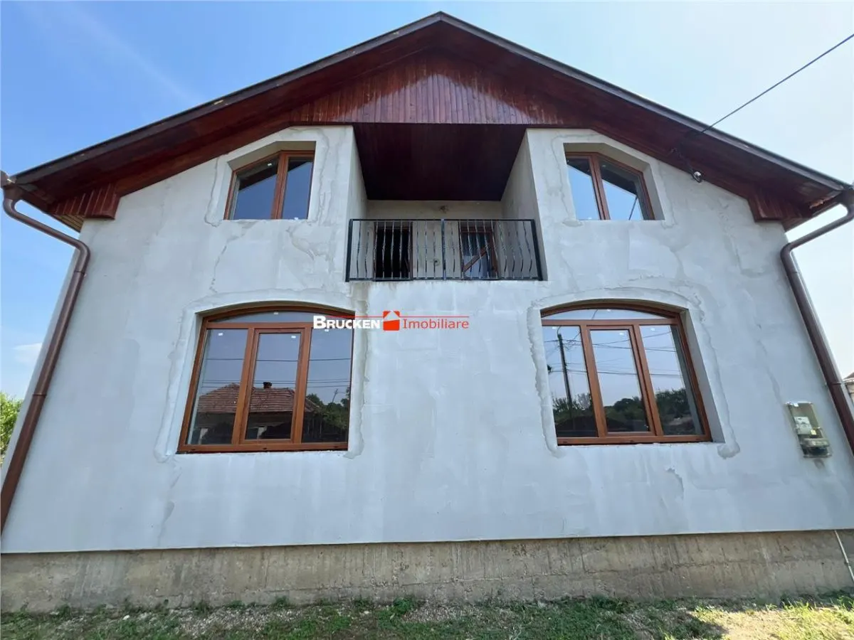 Casa de vanzare in zona centrala din Petreu - foto 1