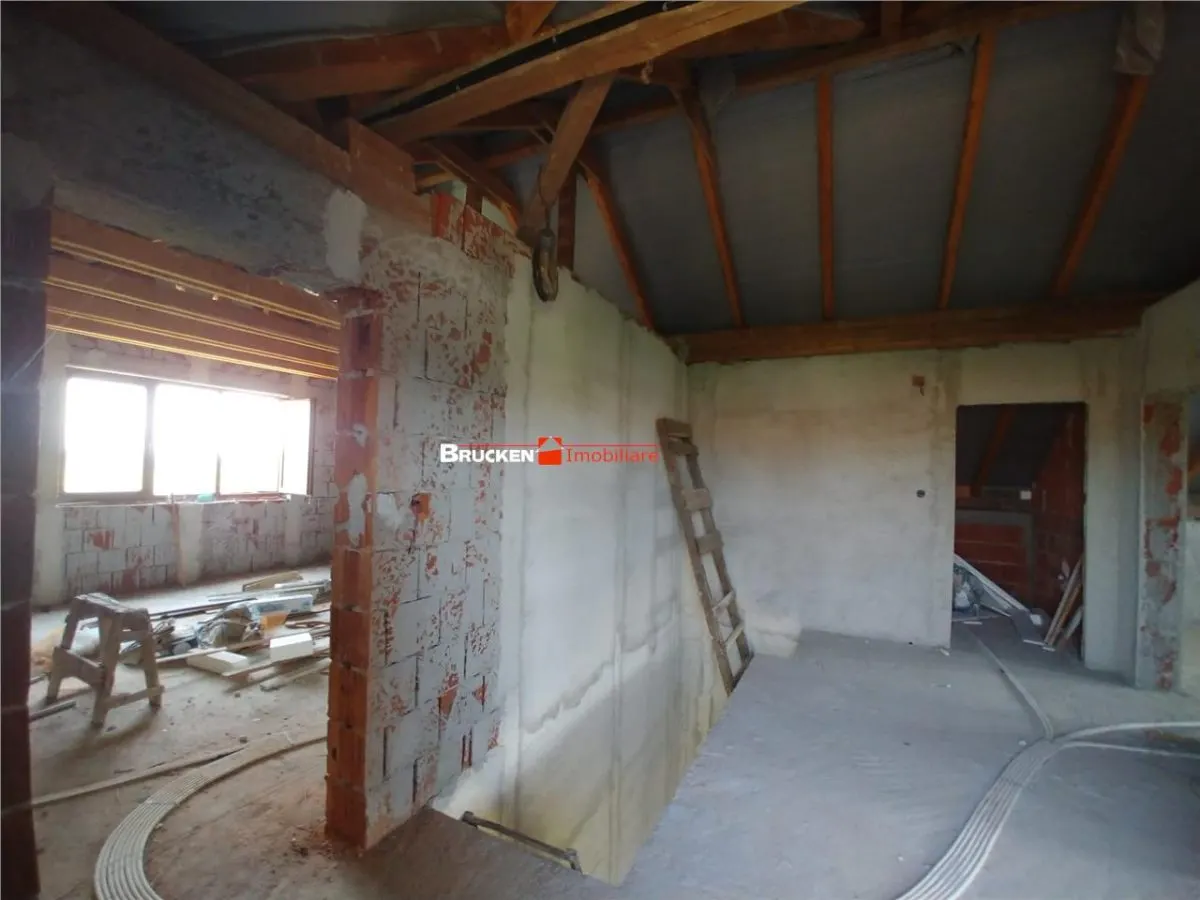 Casa de vanzare in zona centrala din Petreu - foto 2