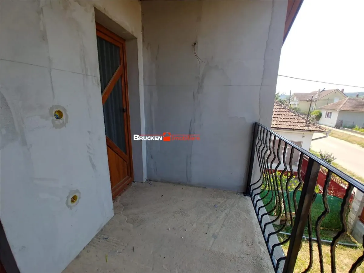 Casa de vanzare in zona centrala din Petreu - foto 6