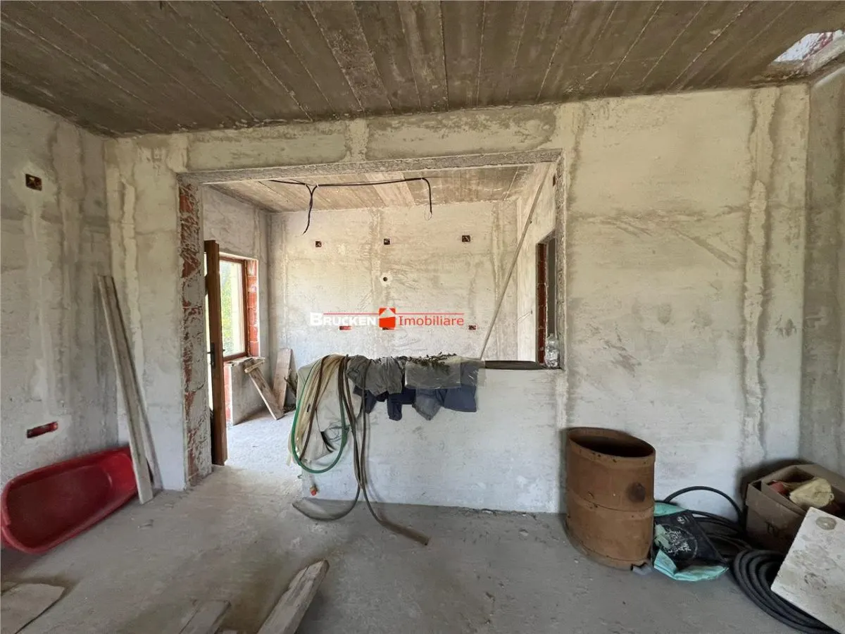 Casa de vanzare in zona centrala din Petreu - foto 10