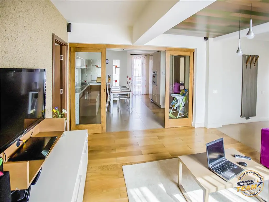 Trei imobile speciale, deschidere variante destinatie, incadrata pe 1.100 mp teren, Brasov - foto 1