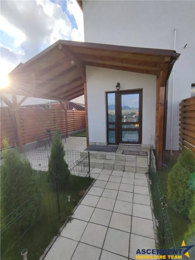 Apartament in casa, curte proprie, mobilat, intrare Sanpetru, - foto 11