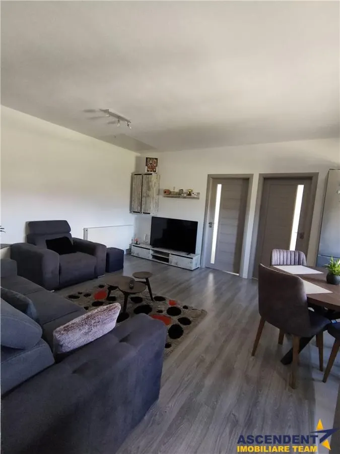 Apartament in casa, curte proprie, mobilat, intrare Sanpetru, - foto 3