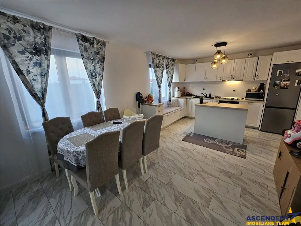 Distinctiva casa, cu piscina, garaj, pivnita, sisteme Smart etc., pe 1.300mp , Harman, Brasov - foto 6