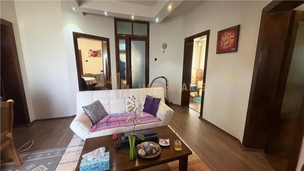 Apartament 3 camere in vila, zona Aleea Romana - foto 1